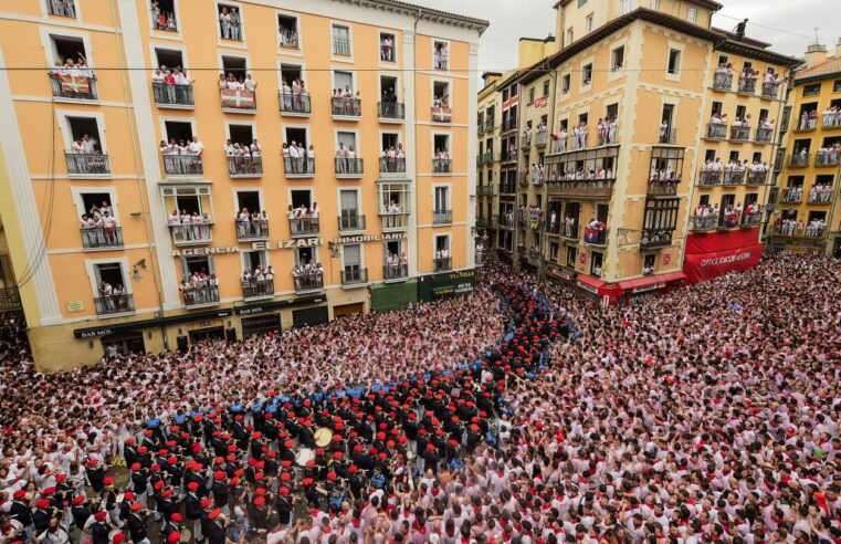 Des milliers de personnes font la fête dans la ville espagnole de Pampelune alors que le feu d’artifice commence le festival des courses de taureaux de San Fermin