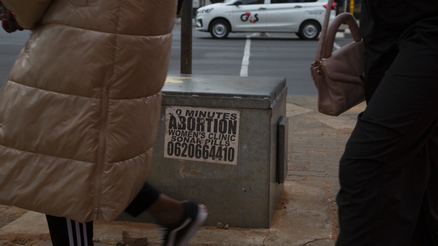 Después de la caída de Roe, conservadores religiosos envalentonados presionan para restringir el aborto en África
