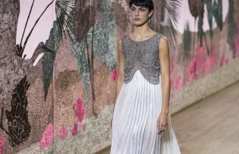 Dior trae diosas etéreas e hilos plateados a la alta costura parisina