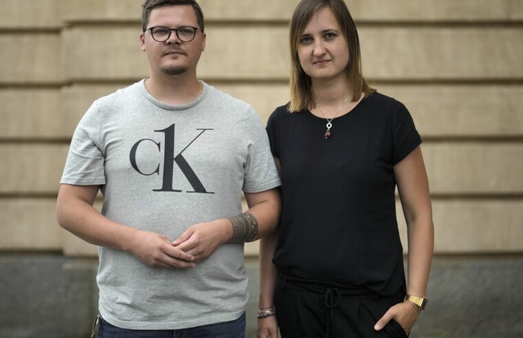 Dos maestros denunciaron las actividades de extrema derecha en su escuela alemana.  Luego tuvieron que abandonar la ciudad.