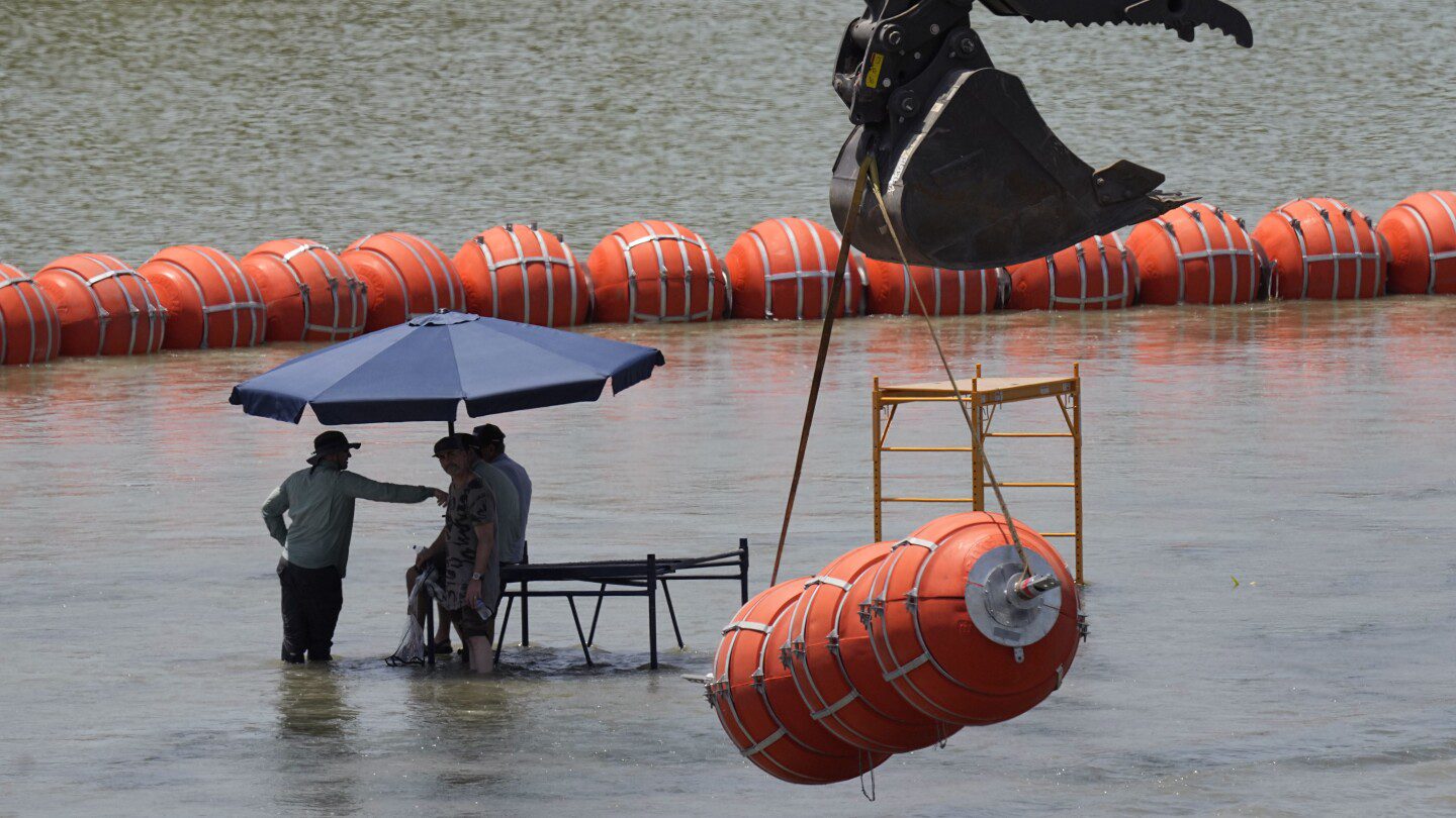 El Departamento de Justicia le dice a Texas que la barrera flotante en Río Grande genera preocupaciones humanitarias