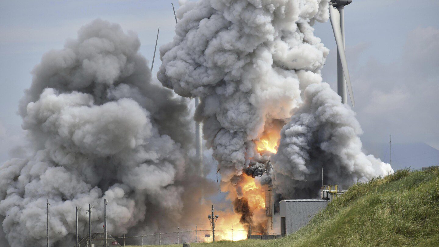 El cohete desarrollado por la agencia espacial de Japón explota durante las pruebas, pero no se reportan heridos