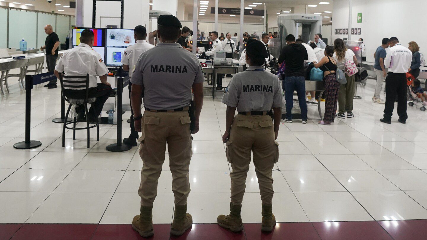 El ejército mexicano tomará aeropuertos mientras el presidente apunta a la corrupción y la mala gestión