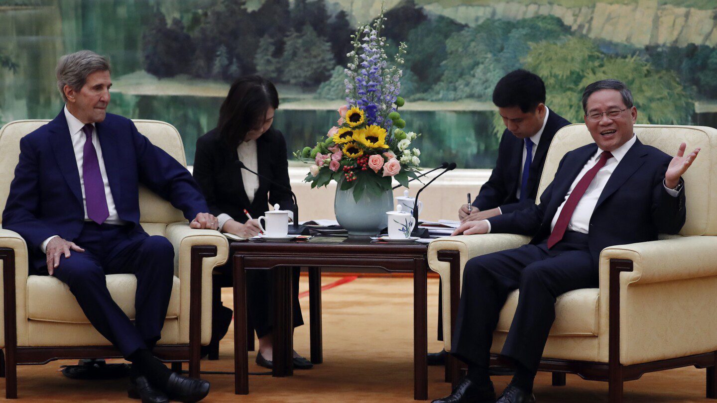 El enviado climático John Kerry se reúne con funcionarios chinos en medio del impulso de EE. UU. para estabilizar las relaciones difíciles
