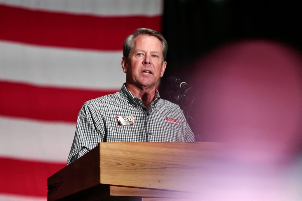 El gobernador republicano de Georgia, Brian Kemp, habla en un evento de campaña en Kennesaw, Georgia.