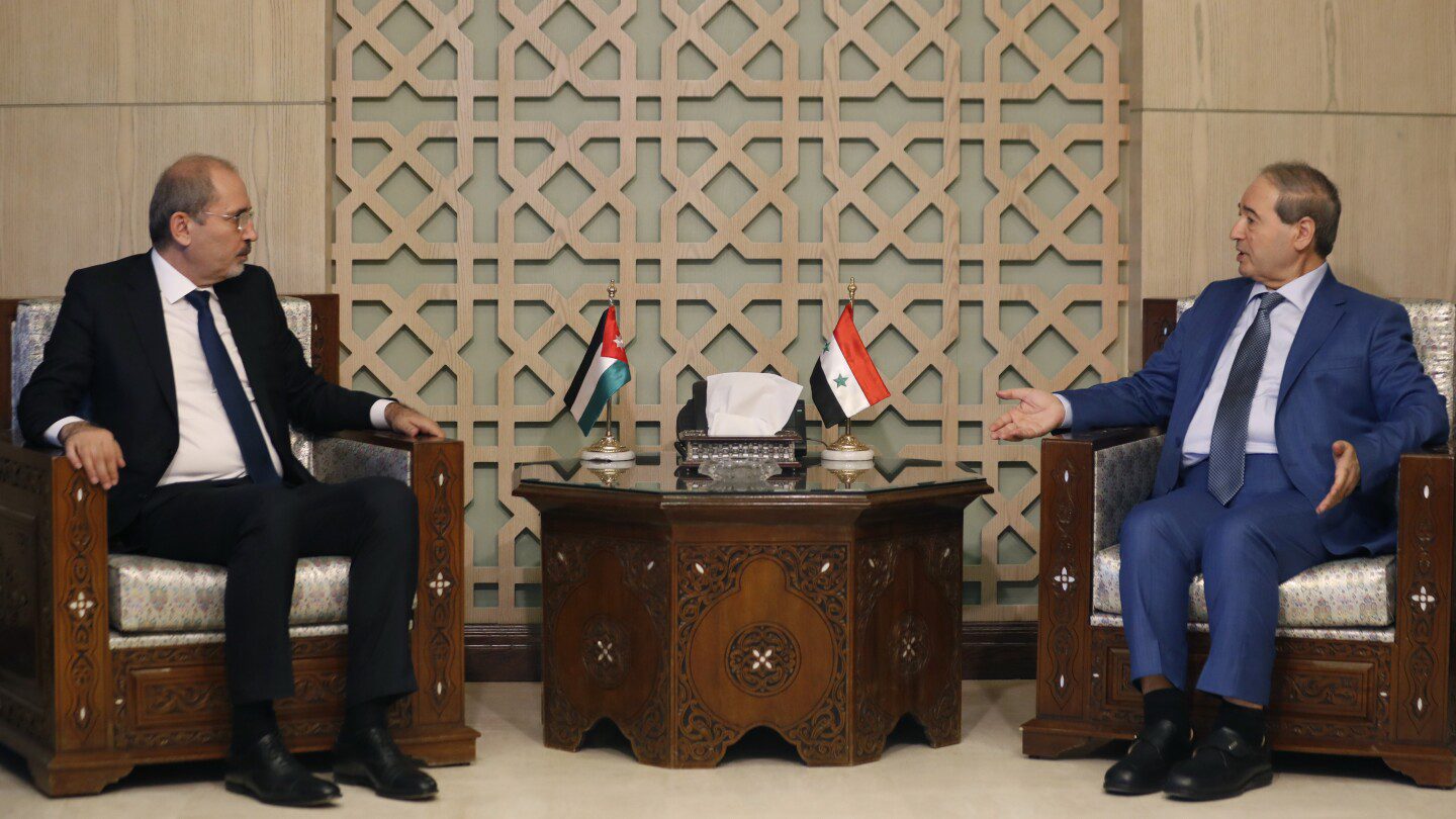 El ministro de Relaciones Exteriores de Jordania pide invertir en Siria devastada por la guerra para acelerar el regreso de los refugiados