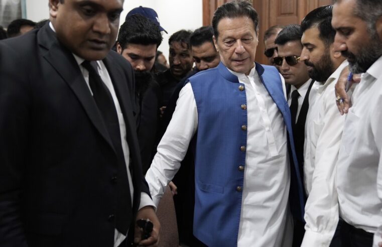 El ministro del interior de Pakistán acusa a Imran Khan de exponer secretos oficiales para obtener ganancias políticas