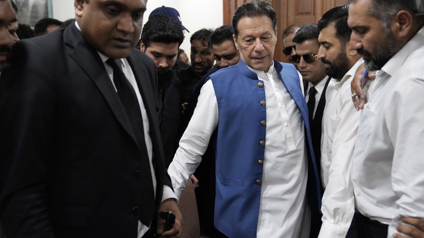 El ministro del interior de Pakistán acusa a Imran Khan de exponer secretos oficiales para obtener ganancias políticas