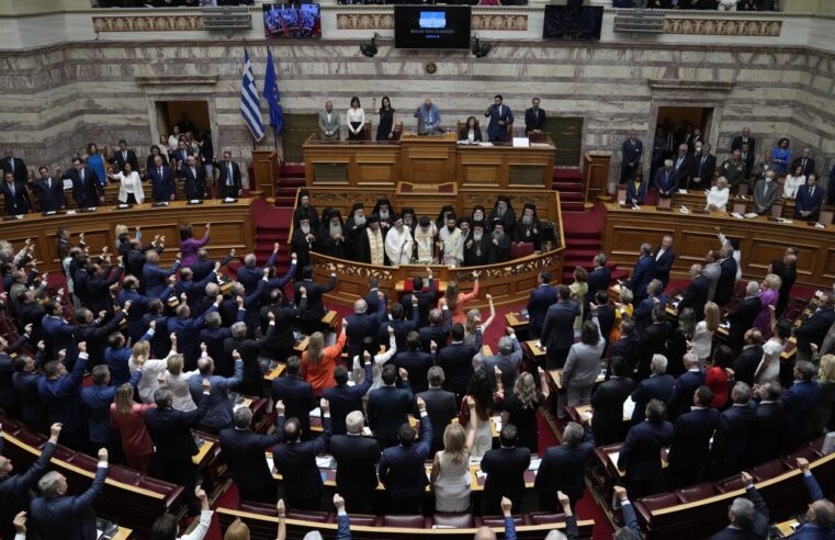 El nuevo parlamento de Grecia toma juramento tras la victoria electoral del partido conservador