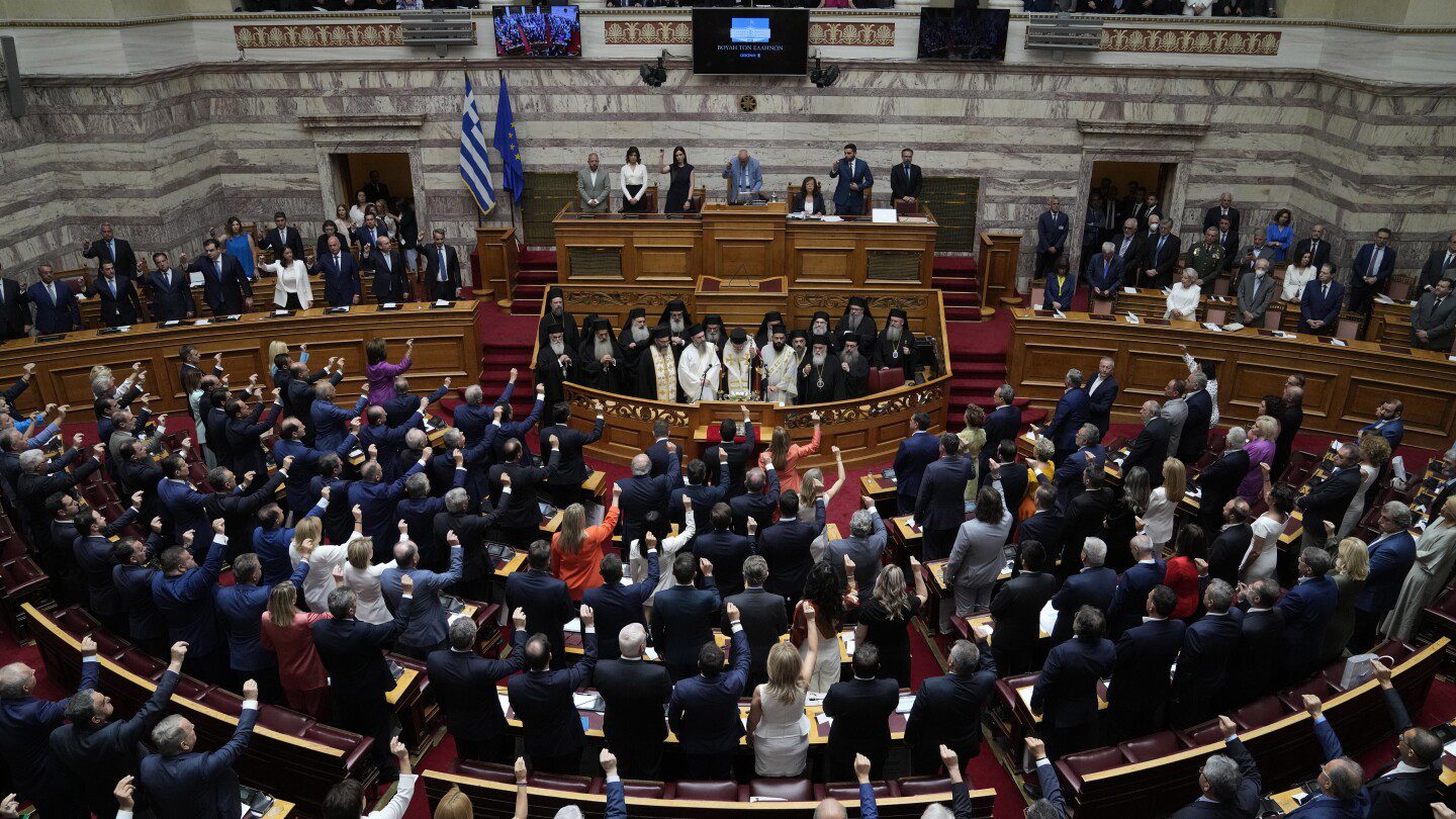 El nuevo parlamento de Grecia toma juramento tras la victoria electoral del partido conservador