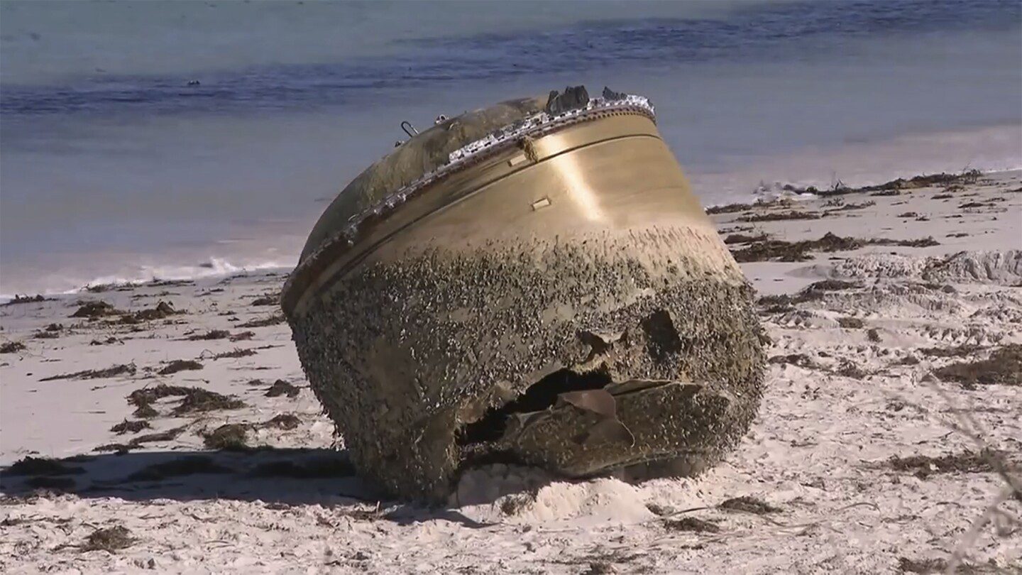 El objeto misterioso que apareció en la costa australiana podría ser basura espacial, dicen las autoridades