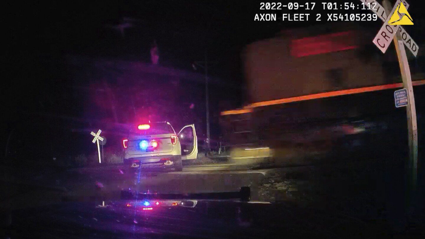 El oficial que metió a una mujer en un coche de policía atropellado por un tren no sabía que estaba en las vías, dice la defensa