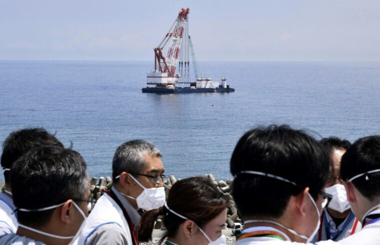 El operador de la planta nuclear de Fukushima dice que el equipo para liberar aguas residuales tratadas al mar está completo