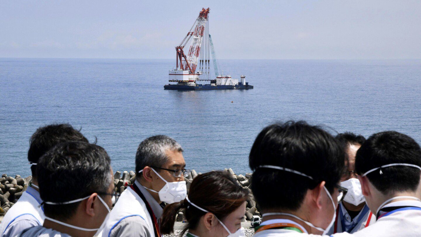 El operador de la planta nuclear de Fukushima dice que el equipo para liberar aguas residuales tratadas al mar está completo