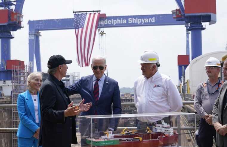 El presidente Biden visita el astillero de Filadelfia mientras corteja a los trabajadores organizados y promueve los empleos verdes