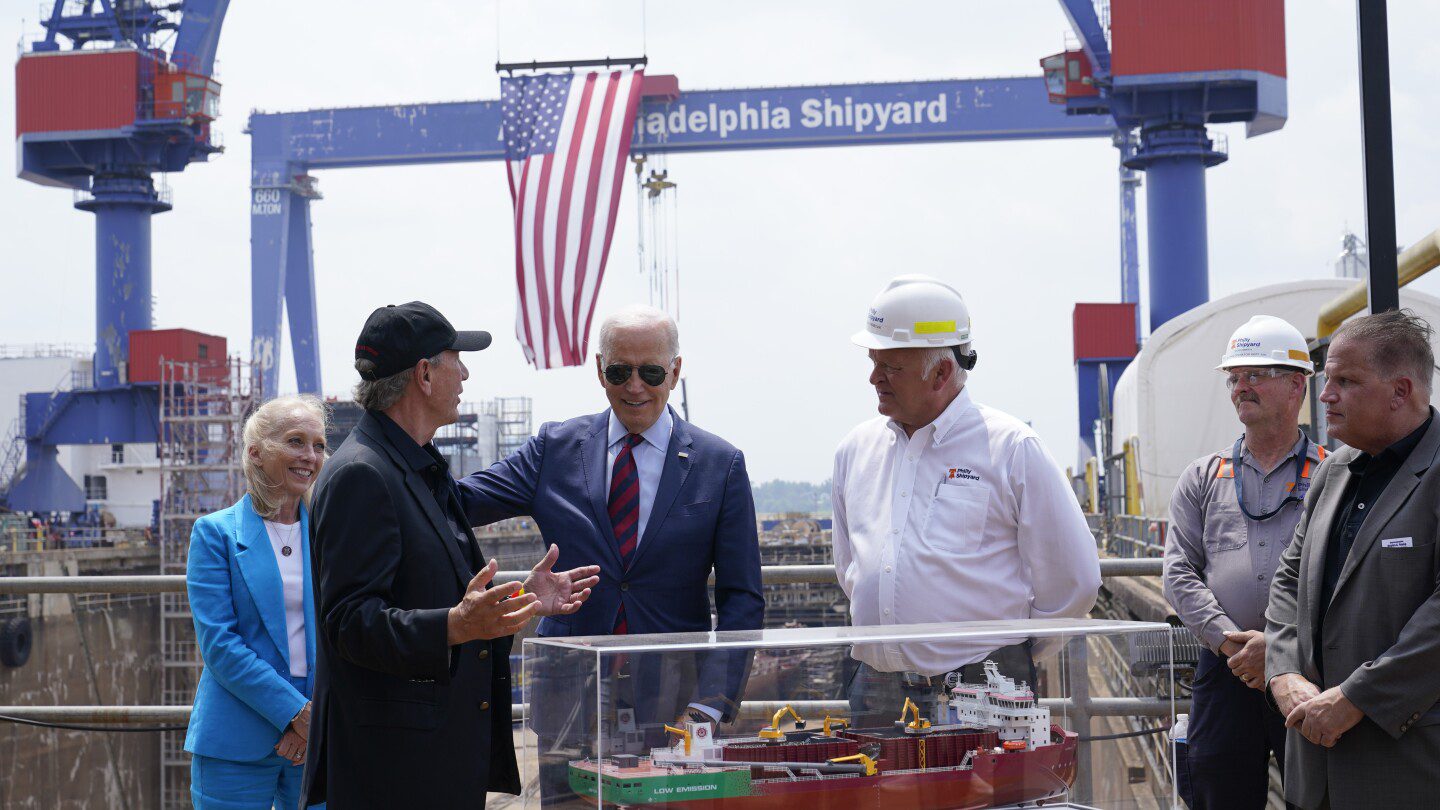 El presidente Biden visita el astillero de Filadelfia mientras corteja a los trabajadores organizados y promueve los empleos verdes