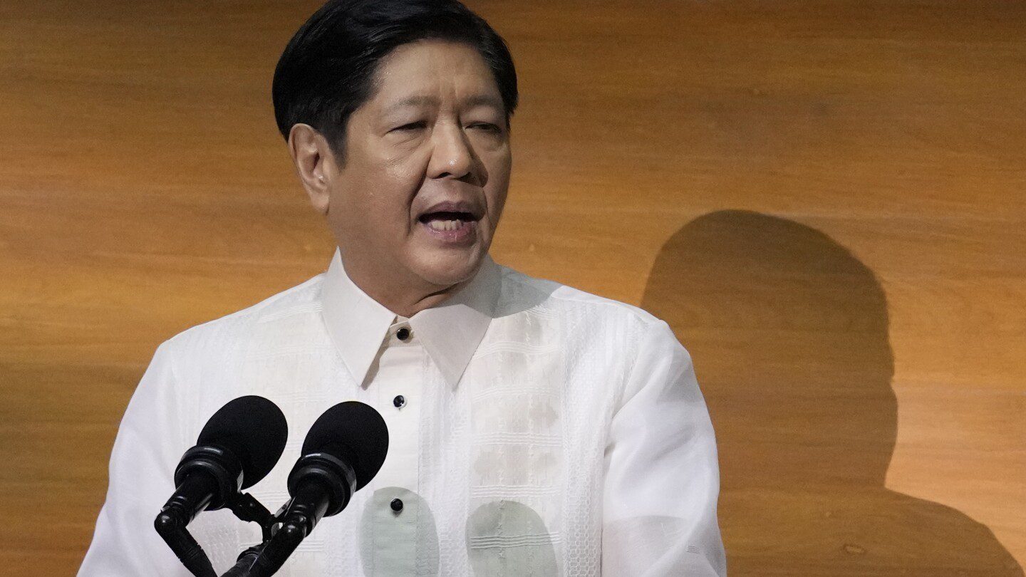 El presidente filipino promete defender el territorio y anuncia amnistía para los rebeldes en un discurso clave