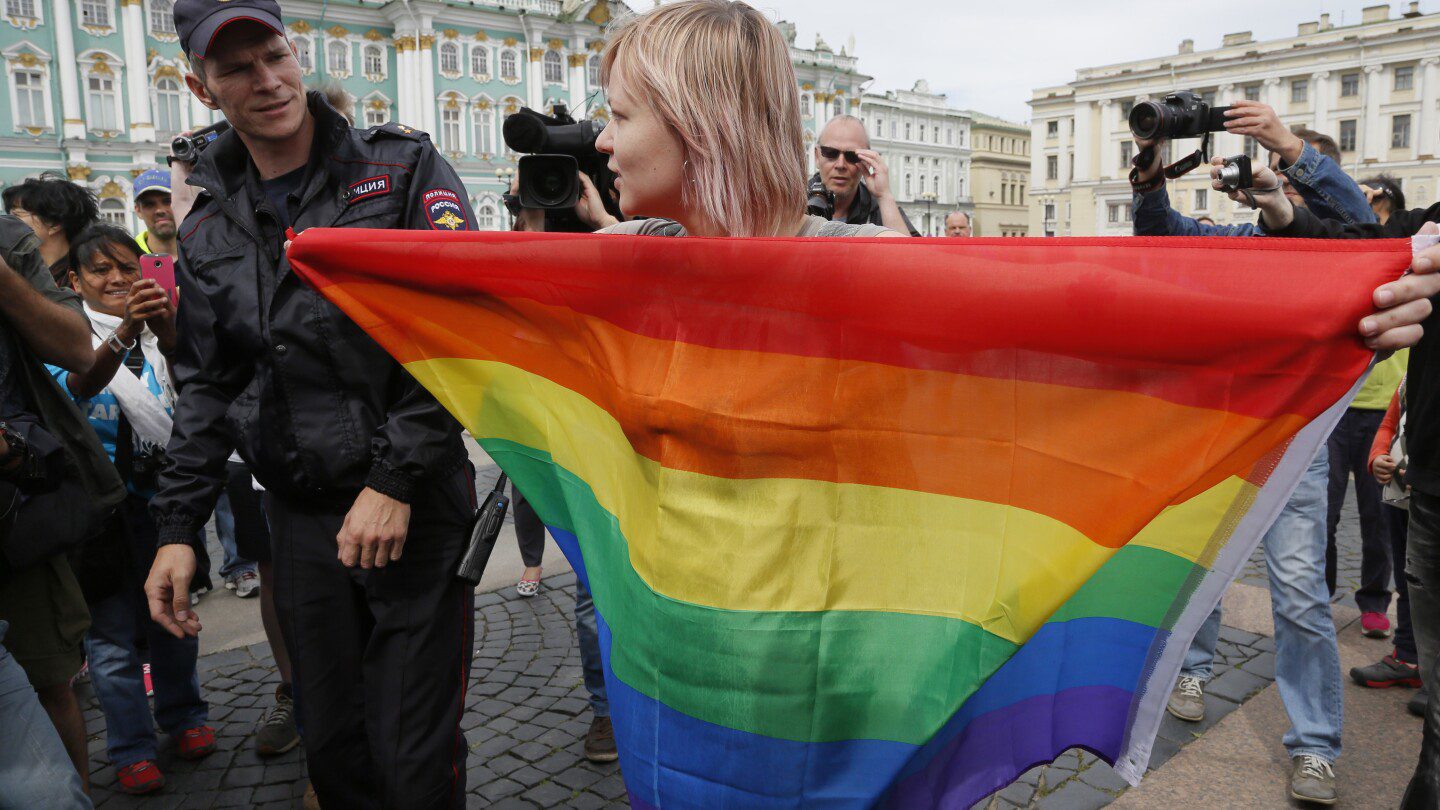 El presidente ruso firma una ley que marca el paso final que prohíbe los procedimientos de afirmación de género