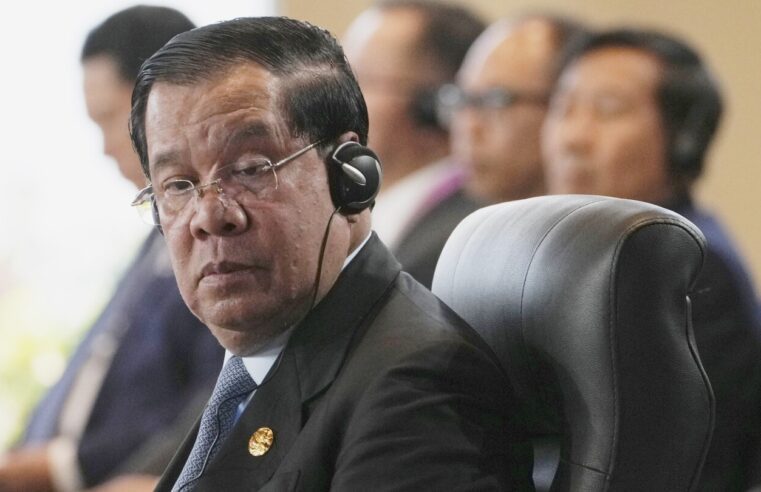 El primer ministro de Camboya, Hun Sen, era un gran fanático de Facebook.  Ahora amenaza con prohibirlo.