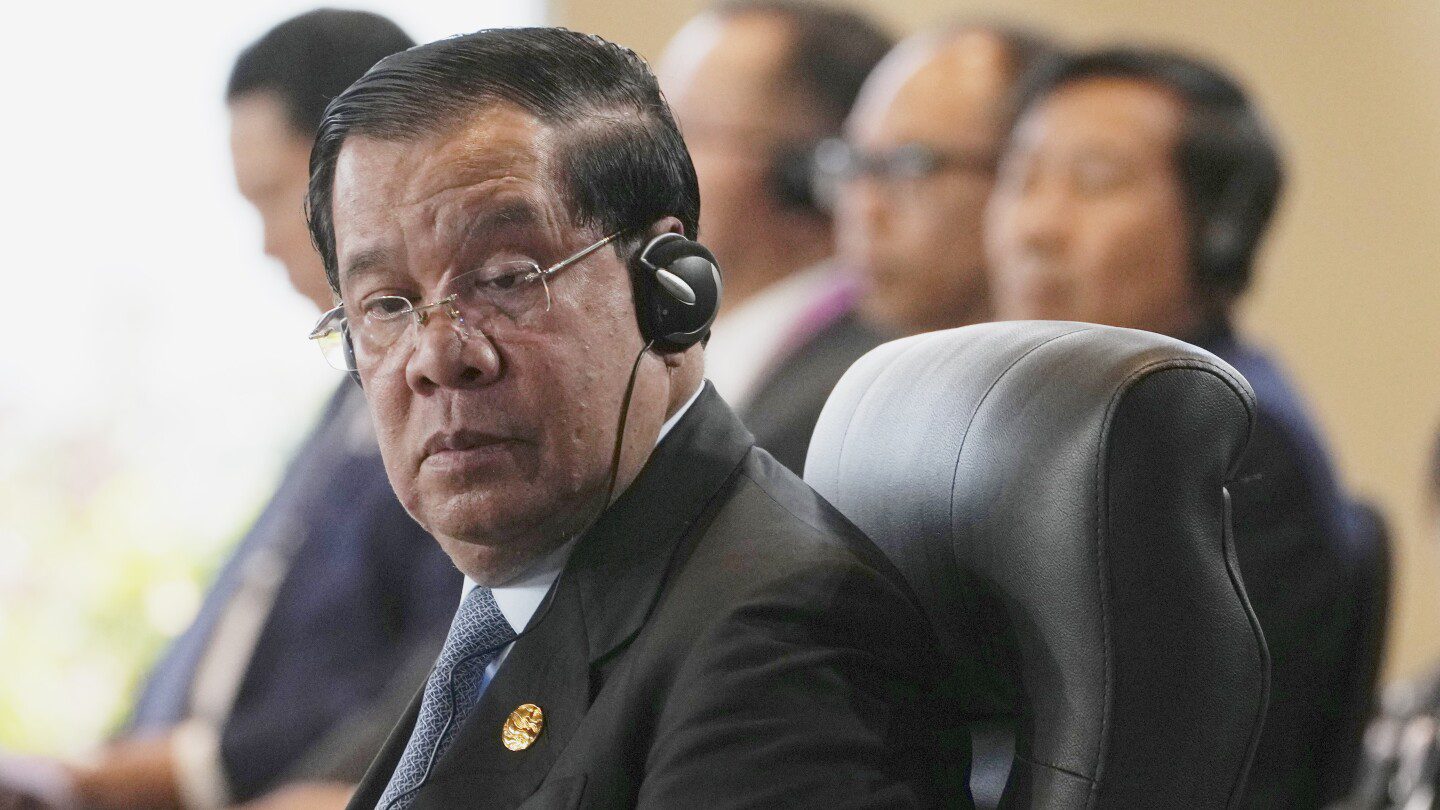 El primer ministro de Camboya, Hun Sen, era un gran fanático de Facebook.  Ahora amenaza con prohibirlo.