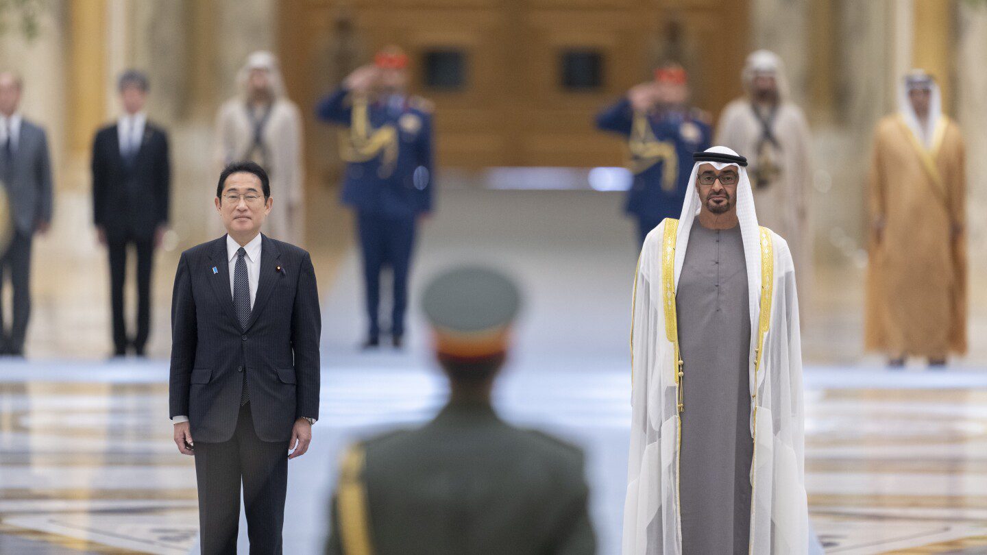 El primer ministro de Japón visita los Emiratos Árabes Unidos como parte de un viaje por el Golfo centrado en la energía y el comercio