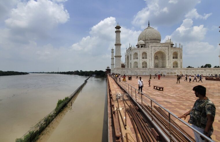 El río Yamuna llega a las paredes exteriores del icónico Taj Mahal en India después de las lluvias monzónicas