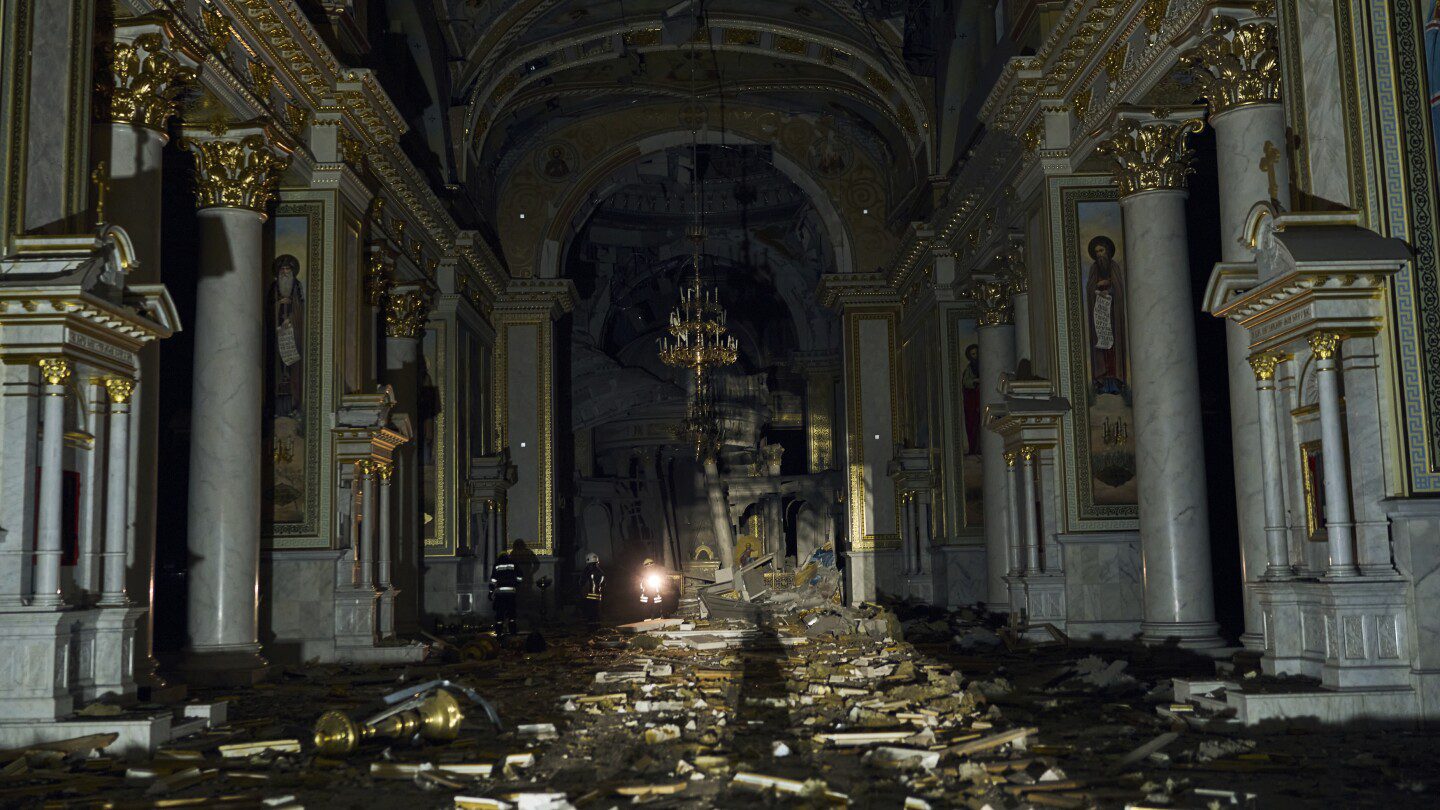 El último ataque ruso en Odesa de Ucrania deja 1 muerto, muchos heridos y una catedral gravemente dañada