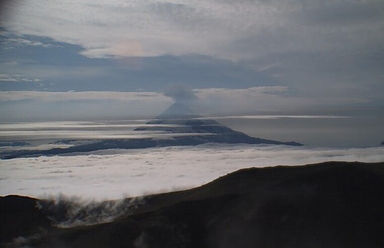 El volcán de Alaska arroja una nube de ceniza lo suficientemente alta como para generar una advertencia del servicio meteorológico para los pilotos