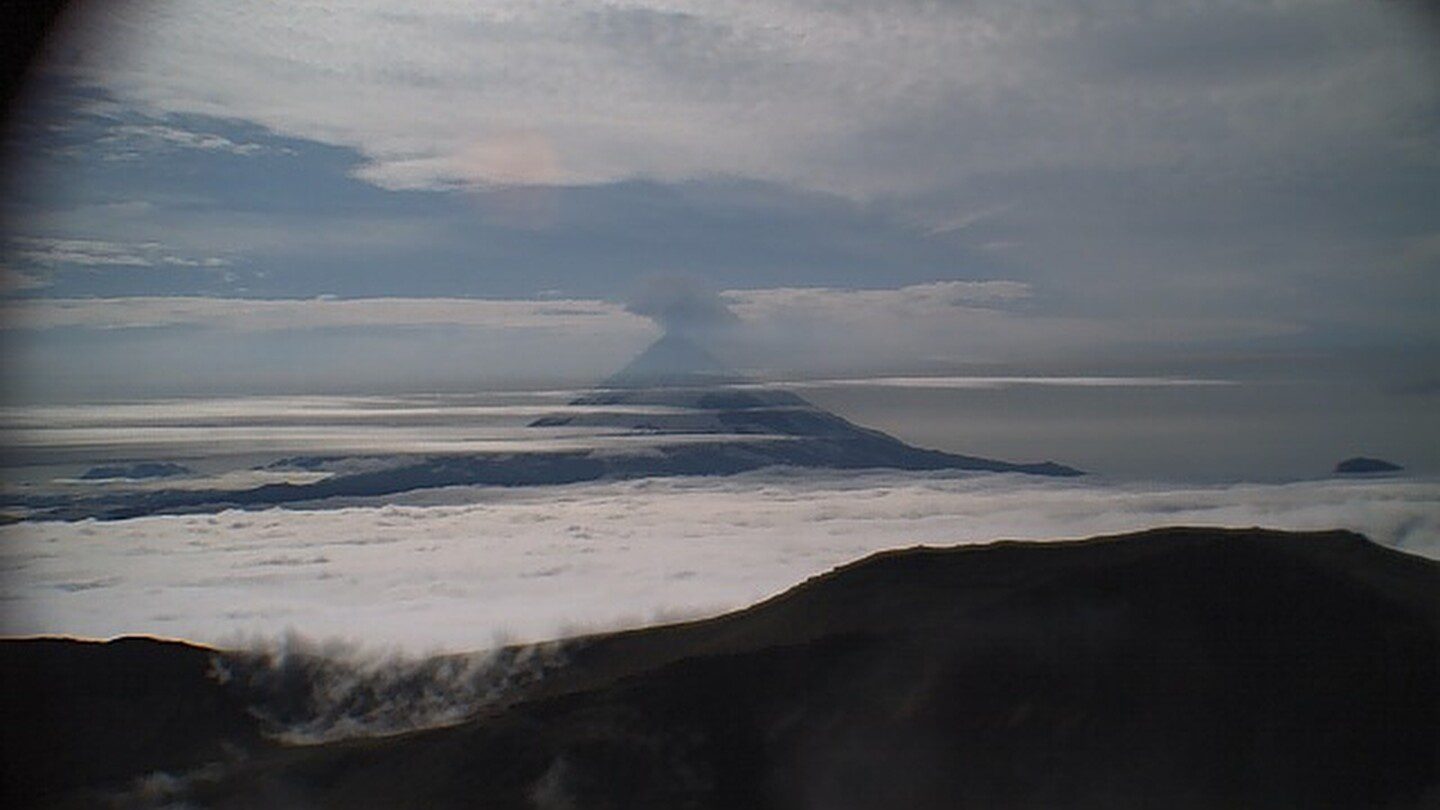 El volcán de Alaska arroja una nube de ceniza lo suficientemente alta como para generar una advertencia del servicio meteorológico para los pilotos