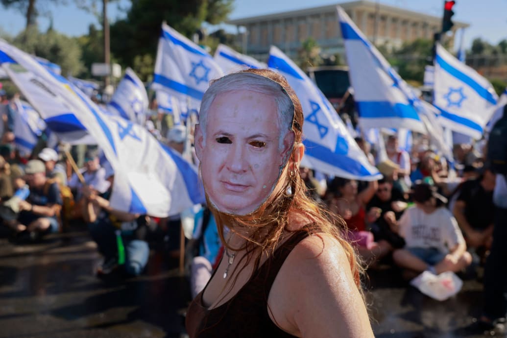 Foto de un manifestante con una máscara que representa al primer ministro israelí, Benjamin Netanyahu.