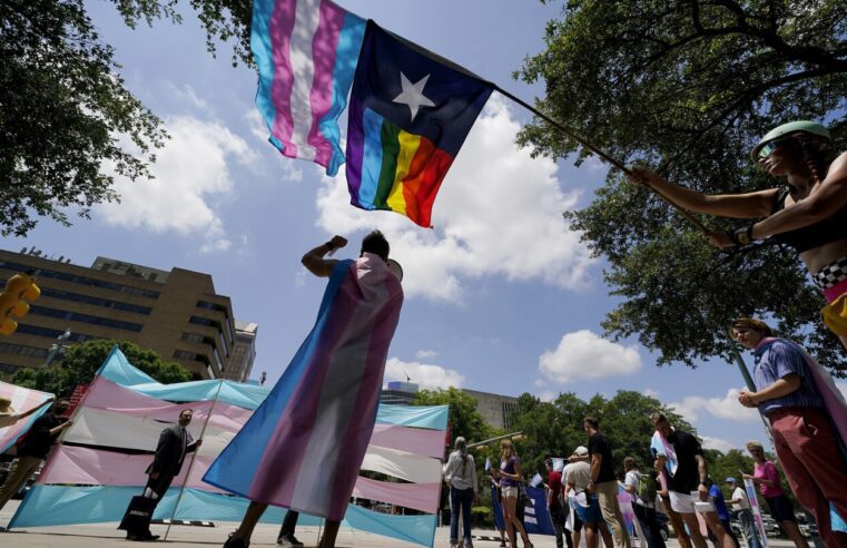 Familias y médicos demandan a Texas por su nueva prohibición del cuidado de menores transgénero