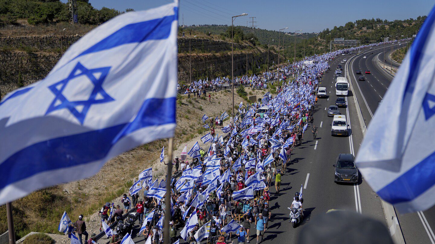 Feroces protestas han estado sacudiendo a Israel durante meses.  ¿Qué los está alimentando?