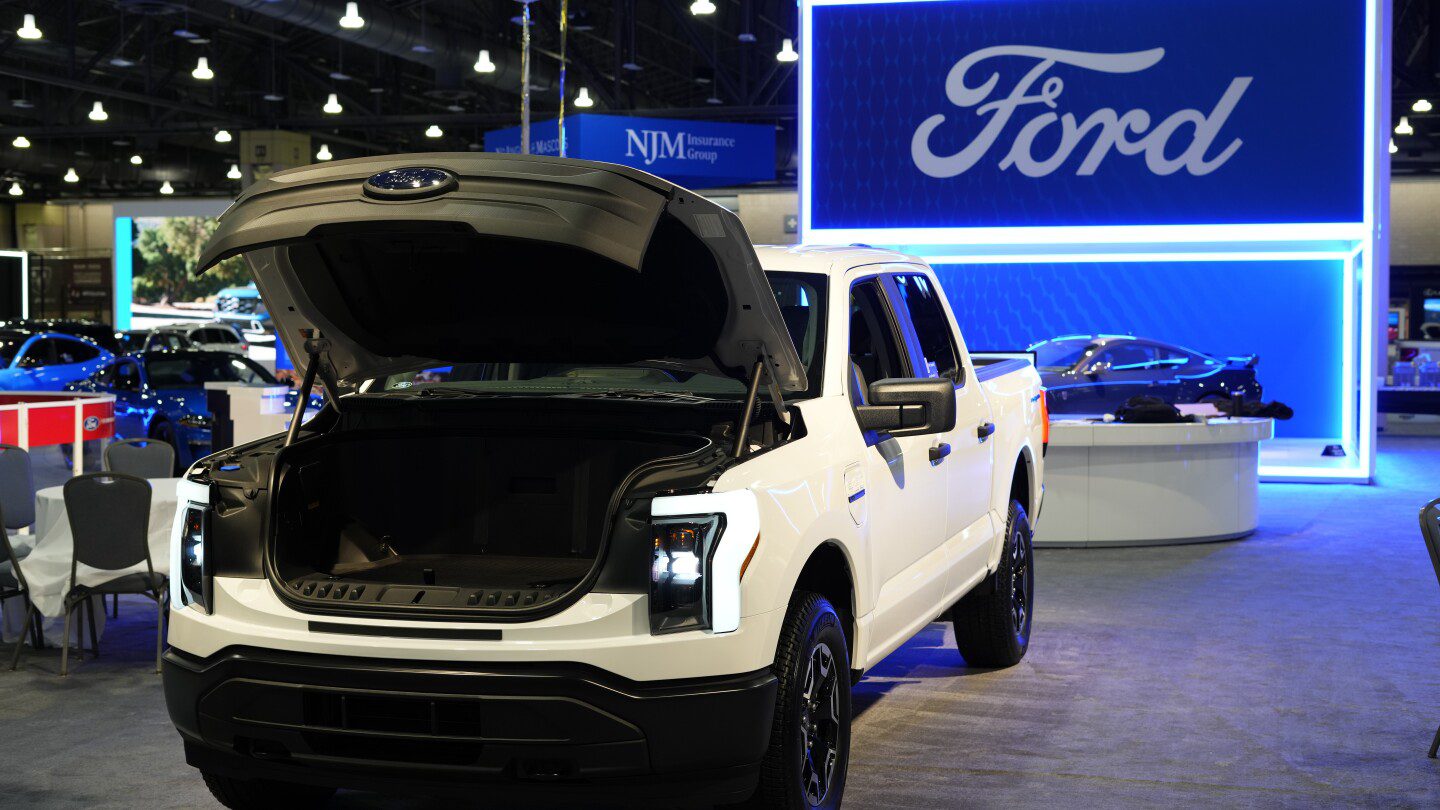 Ford reduce los precios de los vehículos eléctricos F-150 Lightning debido a materias primas más baratas y eficiencias