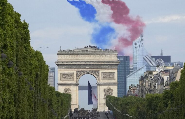 Francia celebra el Día de la Bastilla con desfiles y fiestas, y policía adicional, después de los recientes disturbios