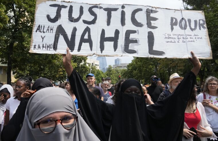 Francia se ve a sí misma como ciega a la raza.  Después de que la policía mata a un adolescente, ¿cómo se habla del racismo?