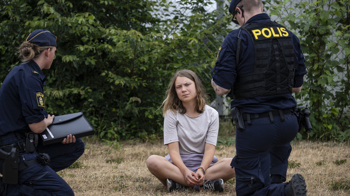 Greta Thunberg acusada de desobedecer a las fuerzas del orden durante protesta climática en Suecia