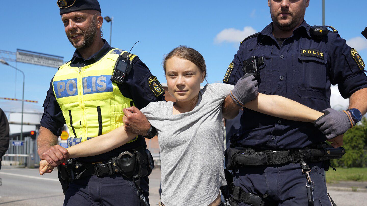 Greta Thunberg desafiante después de que la corte sueca la multara por desobedecer a la policía durante la protesta climática