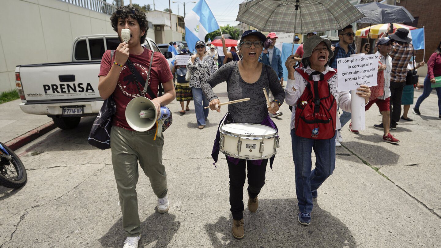 Guatemaltecos protestan injerencia de tribunales y fiscales en segunda vuelta electoral de agosto
