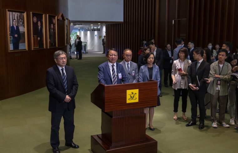 Hong Kong cambia la ley para recortar los escaños del consejo elegidos directamente, lo que socava los desafíos democráticos