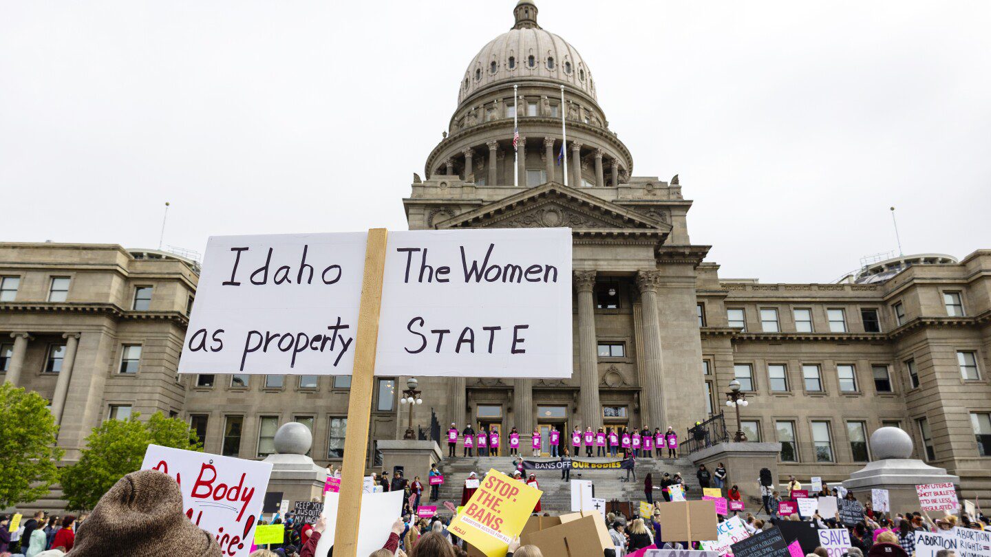 Idaho demandó por ley que convierte en delito ayudar a menores a abortar sin el consentimiento de los padres