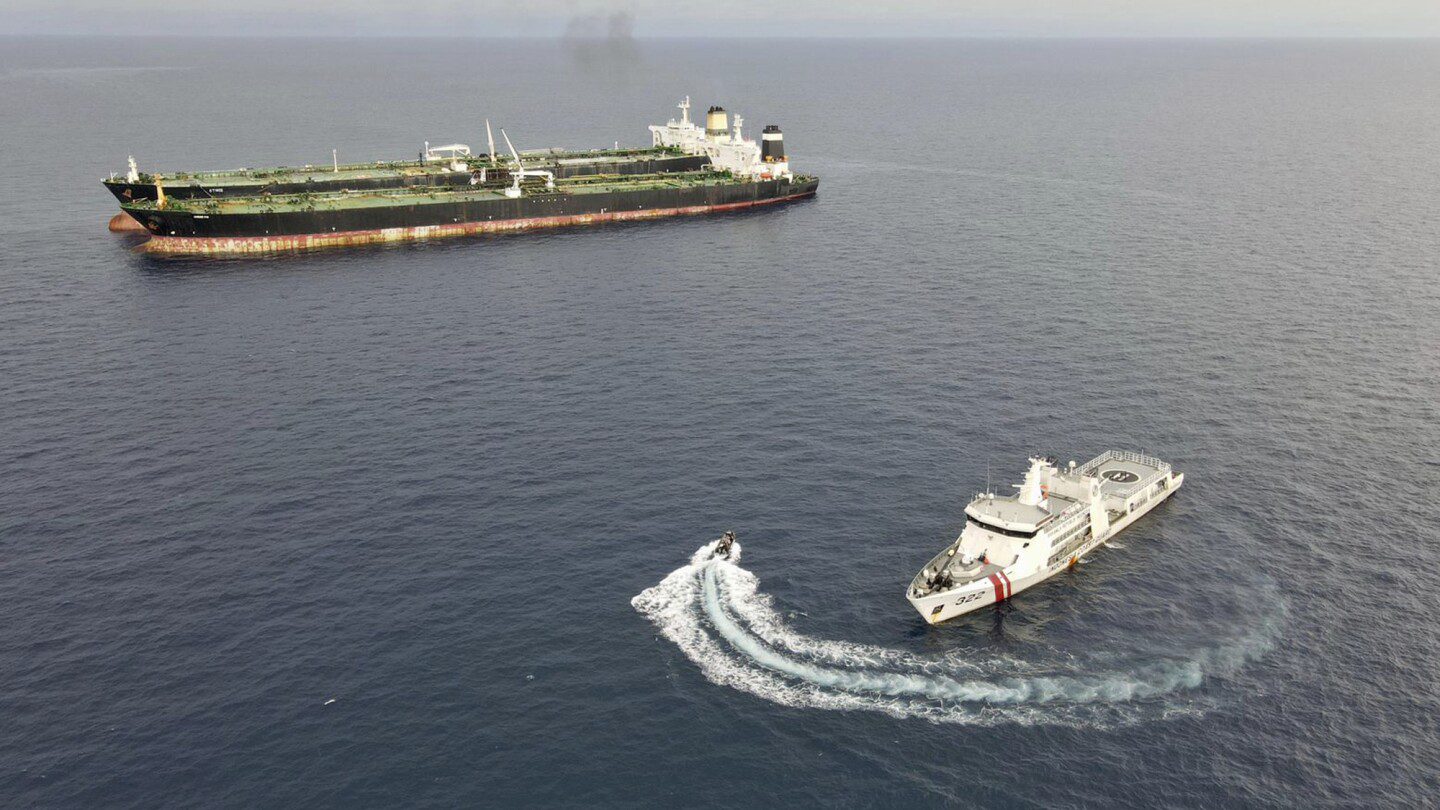Indonesia incauta petrolero iraní por presunta transferencia ilegal de petróleo en sus aguas territoriales