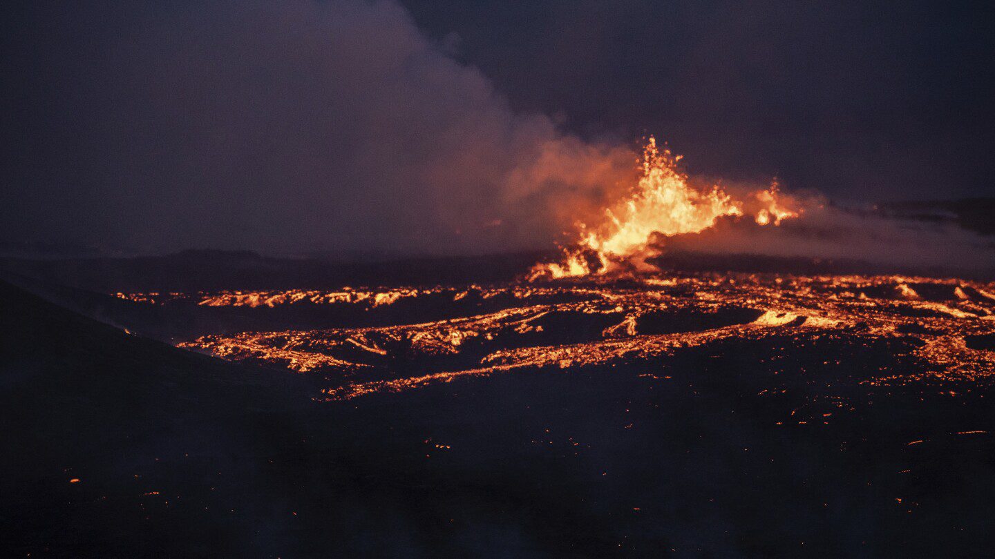 Islandia advierte a los turistas que se mantengan alejados del volcán en erupción con lava y gases nocivos
