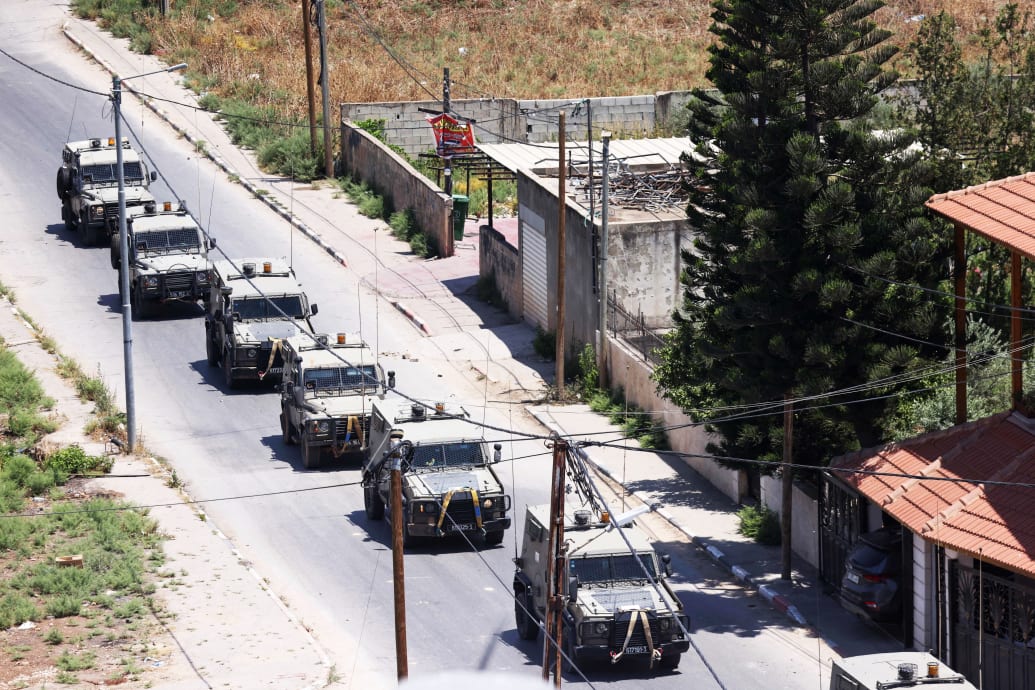 Una fotografía de seis vehículos blindados militares israelíes avanzando por una carretera durante una redada en la ciudad de Jenin en Cisjordania el 3 de julio de 2023.