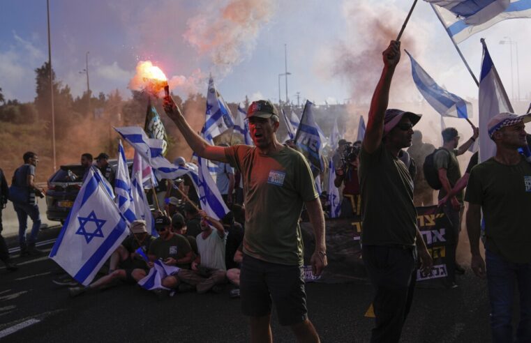 Israelíes bloquean carreteras en protestas a nivel nacional contra el plan del gobierno para reformar el sistema judicial