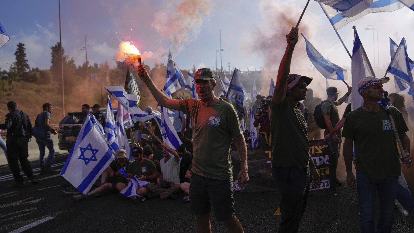 Israelíes bloquean carreteras en protestas a nivel nacional contra el plan del gobierno para reformar el sistema judicial
