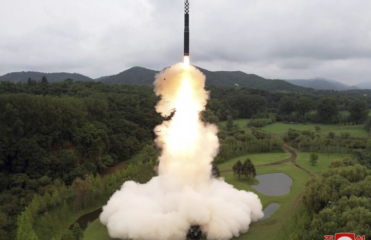Kim promete impulsar la capacidad nuclear de Corea del Norte después de observar el lanzamiento de un nuevo misil de largo alcance