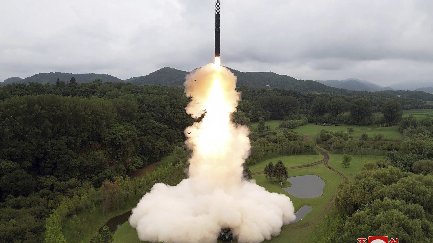 Kim promete impulsar la capacidad nuclear de Corea del Norte después de observar el lanzamiento de un nuevo misil de largo alcance