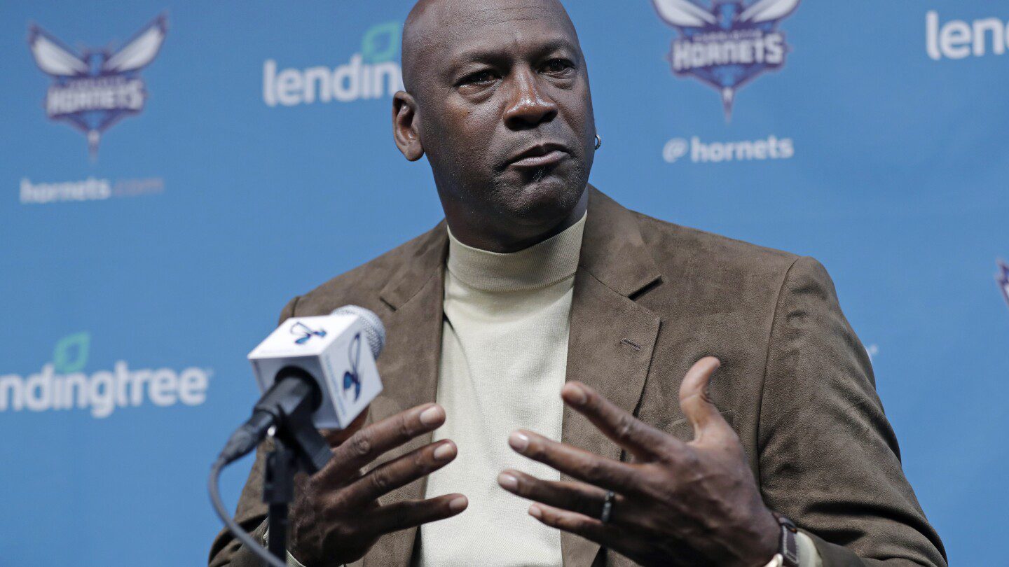 La Junta de Gobernadores de la NBA aprueba la venta de los Charlotte Hornets por parte de Michael Jordan, dice una fuente de AP