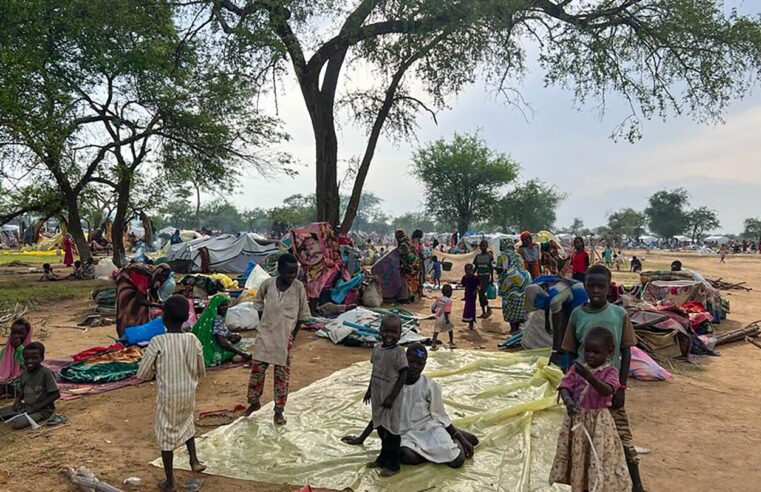 La ONU dice que el conflicto en Sudán ha desplazado a más de 3 millones de personas.  Reino Unido sanciona a bandos enfrentados