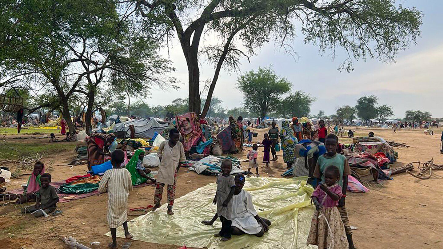 La ONU dice que el conflicto en Sudán ha desplazado a más de 3 millones de personas.  Reino Unido sanciona a bandos enfrentados